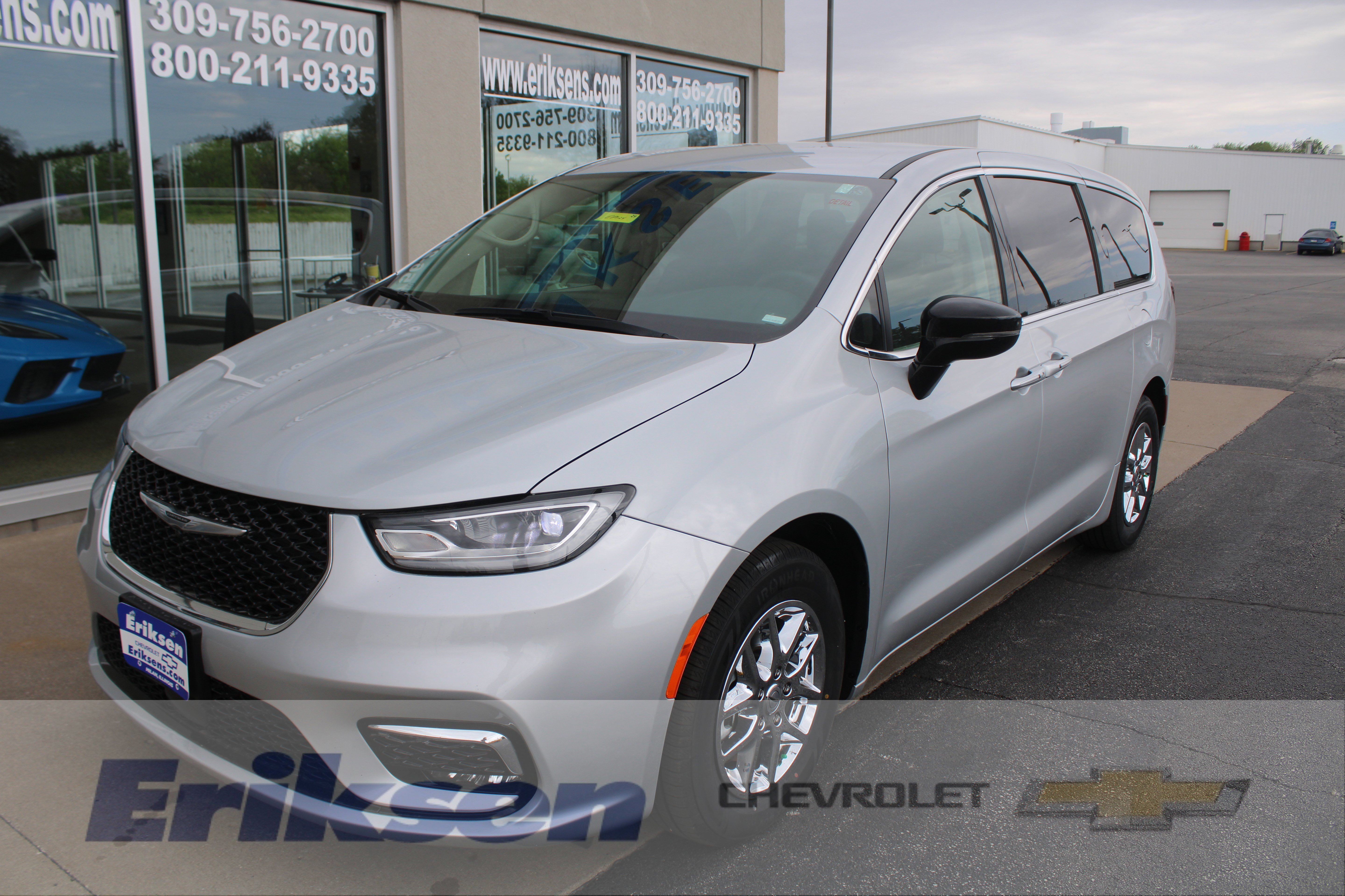 Used 2024 Chrysler Pacifica Touring-L FWD image 1