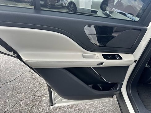 Used 2025 Lincoln Aviator Premiere image 27