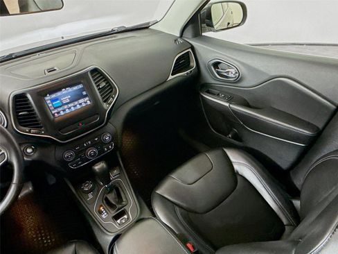 Used 2019 Jeep Cherokee Latitude Plus w/ Cold Weather Group AWD/4WD image 24