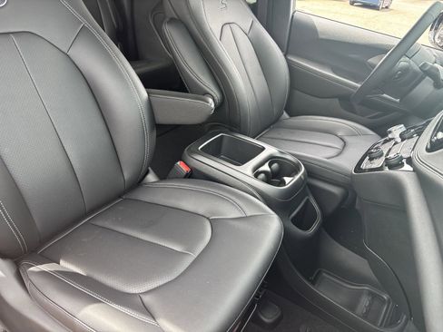 New 2026 Chrysler Pacifica Select w/ S Appearance Package FWD image 7