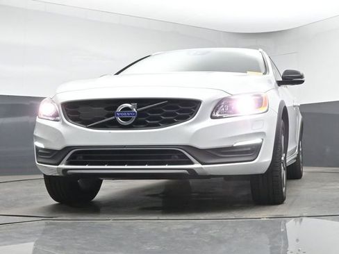 Used 2017 Volvo V60 T5 Cross Country Platinum AWD/4WD image 12