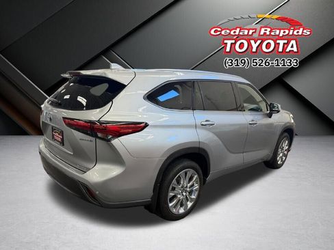 Used 2023 Toyota Highlander Limited image 2