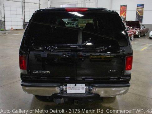 Used 2005 Ford Excursion XLT AWD/4WD image 5