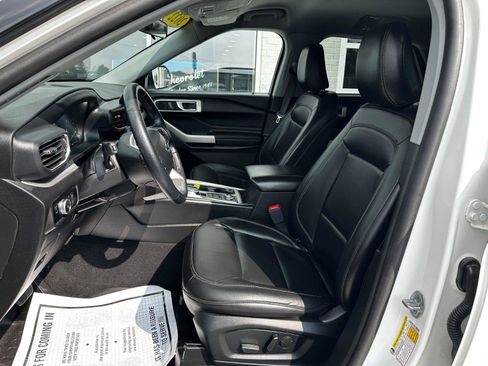 Used 2022 Ford Explorer XLT w/ Equipment Group 202A image 8