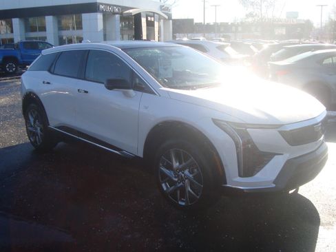 Used 2025 Cadillac Optiq Luxury 2 w/ LPO, Floor Liner Package image 3