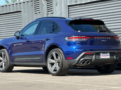 Certified 2022 Porsche Macan image 3