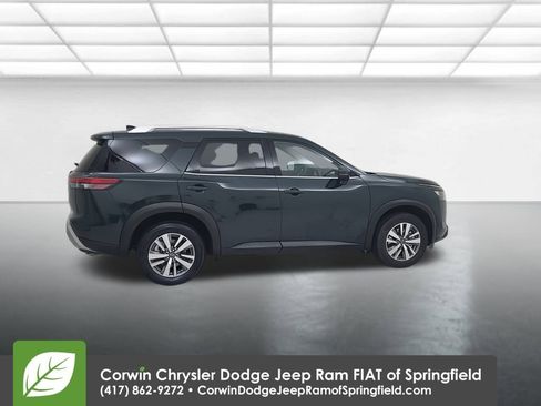 Used 2025 Nissan Pathfinder SL image 16