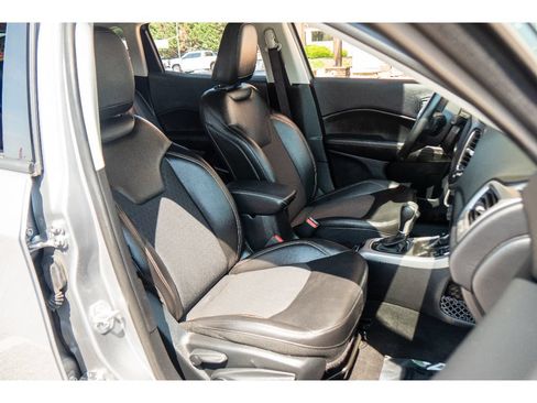 Used 2019 Jeep Compass Latitude w/ Cold Weather Group AWD/4WD image 16