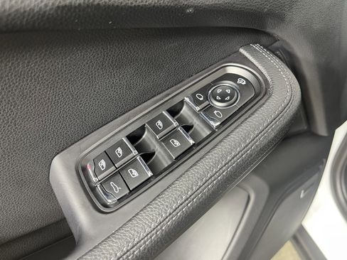 Used 2022 Porsche Macan w/ Premium Package Plus image 19