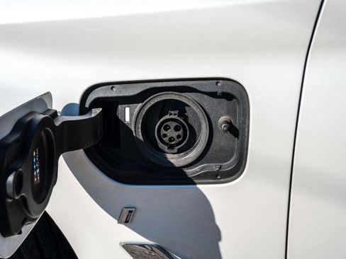 Used 2019 BMW 530e xDrive w/ Convenience Package image 11