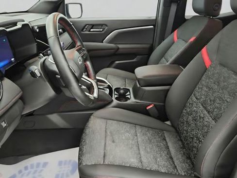 Used 2024 Chevrolet Colorado Z71 w/ Z71 Convenience Package 2 AWD/4WD image 11