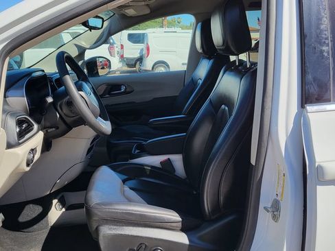 Used 2024 Chrysler Pacifica Limited FWD image 29