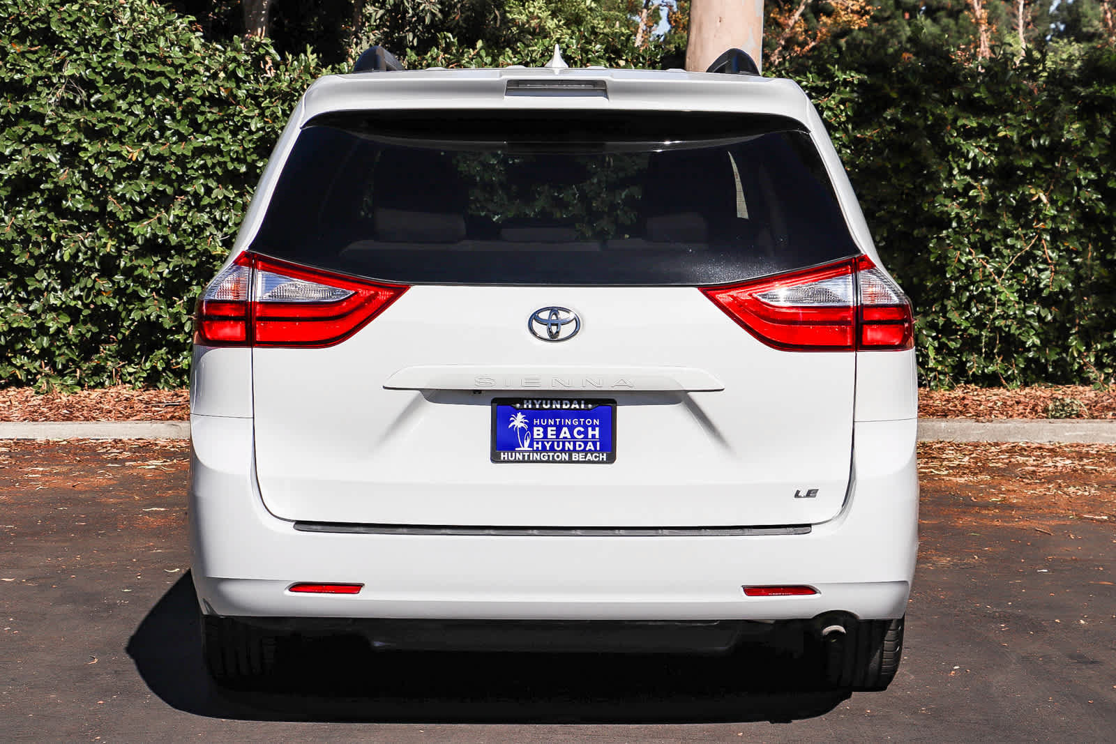 Used 2018 Toyota Sienna LE w/ Carpet Mat Package FWD image 7