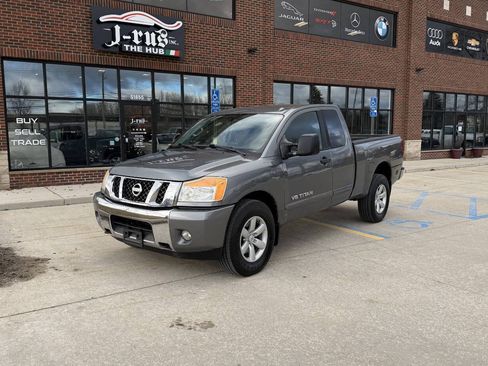 Used 2014 Nissan Titan SV image 2