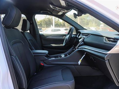 New 2025 Jeep Grand Cherokee Laredo image 17