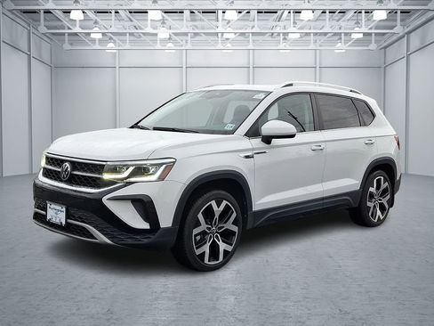 Certified 2023 Volkswagen Taos SEL image 3