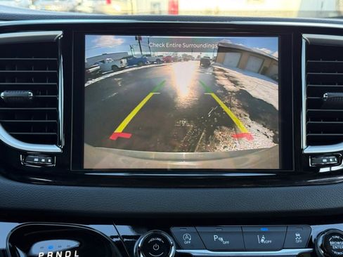 Used 2025 Chrysler Pacifica Select image 27