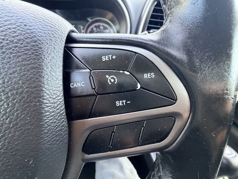 Used 2019 Jeep Cherokee Latitude Plus w/ Cold Weather Group AWD/4WD image 10