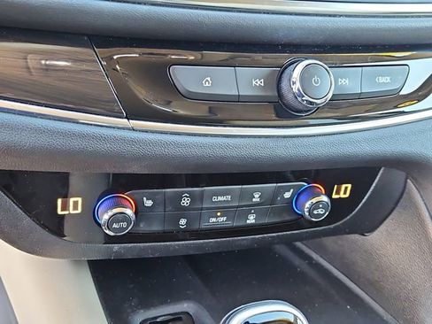 Used 2021 Buick Enclave Essence image 28