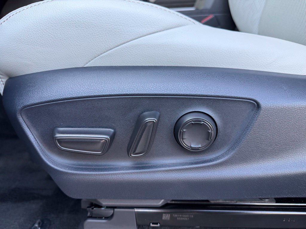 Used 2025 Toyota Tacoma Limited AWD/4WD image 24