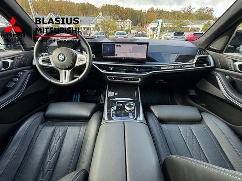 Used 2025 BMW X7 M60i w/ Climate Comfort Package image 23