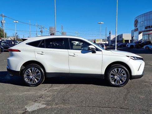 Certified 2022 Toyota Venza XLE image 8