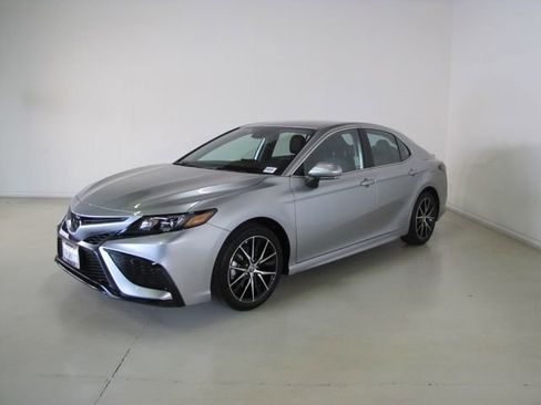 Used 2024 Toyota Camry SE image 1