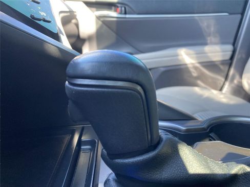 Used 2022 Toyota Camry SE image 18