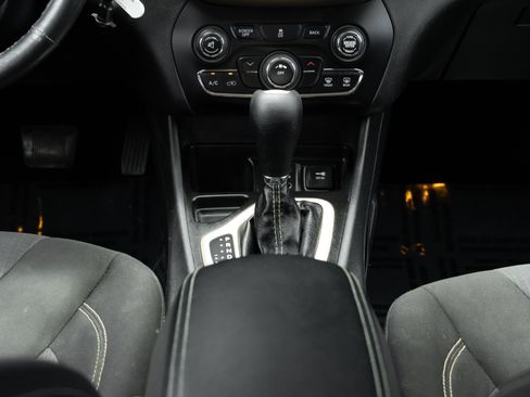 Used 2016 Jeep Cherokee Latitude w/ Cold Weather Group FWD image 16