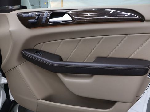 Used 2015 Mercedes-Benz GL 450 4MATIC w/ Appearance Package image 12