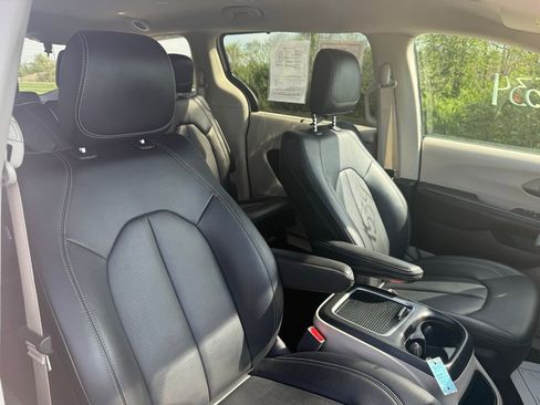 Used 2024 Chrysler Pacifica Touring-L FWD image 22