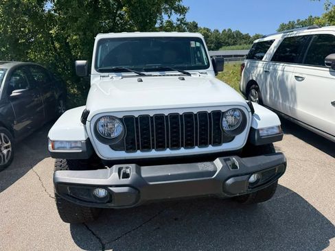 Used 2025 Jeep Gladiator Sport AWD/4WD image 2