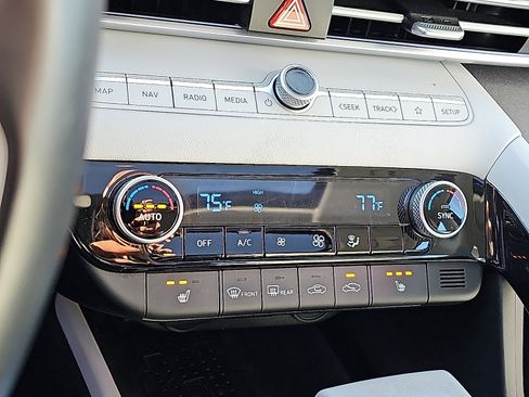 Used 2022 Hyundai Elantra Limited image 16