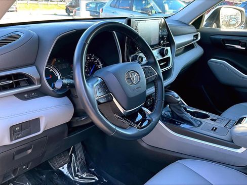 Used 2021 Toyota Highlander XLE image 17