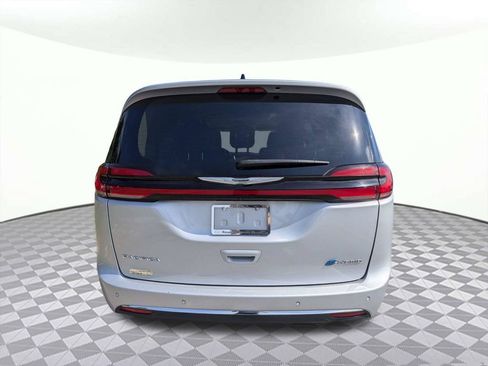 Used 2024 Chrysler Pacifica Limited FWD image 4