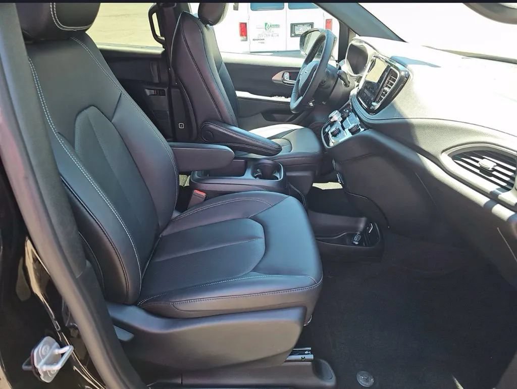 Used 2025 Chrysler Pacifica Select w/ Fav Edition Package FWD image 8