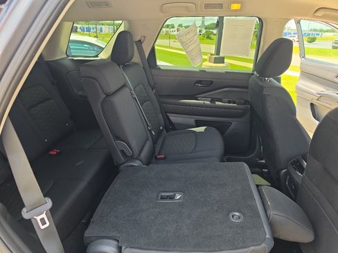 Used 2025 Nissan Pathfinder SV AWD/4WD image 12