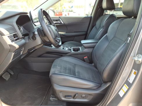Used 2024 Mitsubishi Outlander SE AWD/4WD image 3