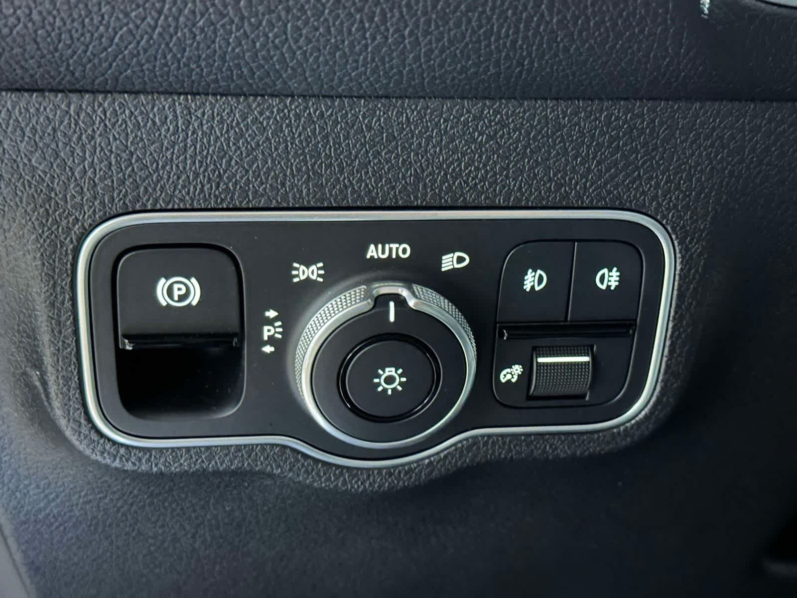 Used 2025 Mercedes-Benz GLB 250 4MATIC image 14
