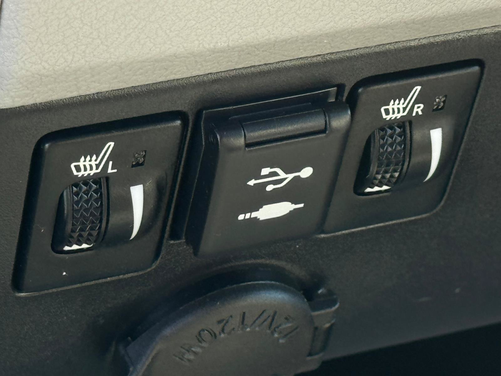 Used 2020 Toyota Sienna XLE w/ XLE Navigation Package AWD/4WD image 17