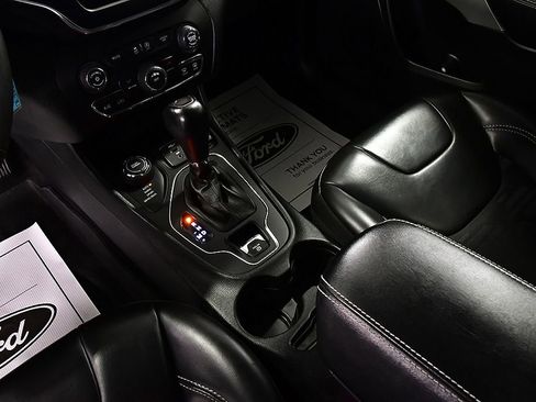 Used 2022 Jeep Cherokee Latitude AWD/4WD image 21