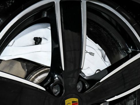 Used 2021 Porsche Cayenne Turbo w/ Assistance Package image 87