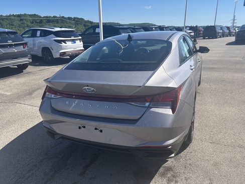 Used 2023 Hyundai Elantra SEL w/ Convenience Package FWD image 5