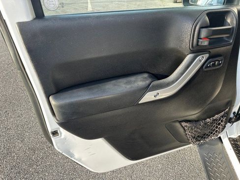 Used 2013 Jeep Wrangler Unlimited Rubicon w/ Max Tow Pkg image 11