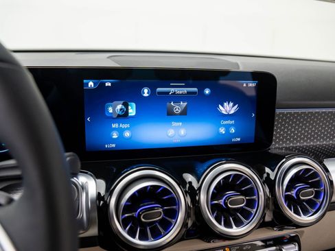 New 2025 Mercedes-Benz GLB 250 4MATIC image 24