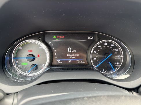 Used 2023 Toyota Venza LE image 15