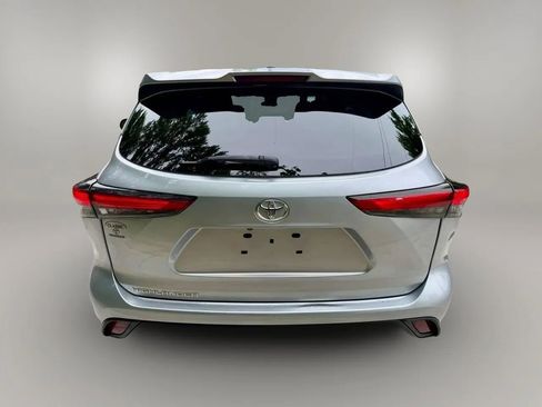 Used 2021 Toyota Highlander L FWD image 5
