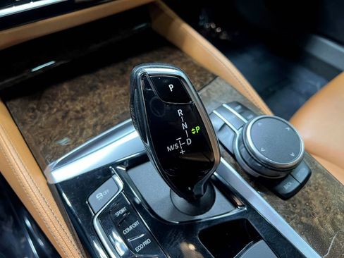 Used 2020 BMW 530e xDrive w/ Premium Package image 32