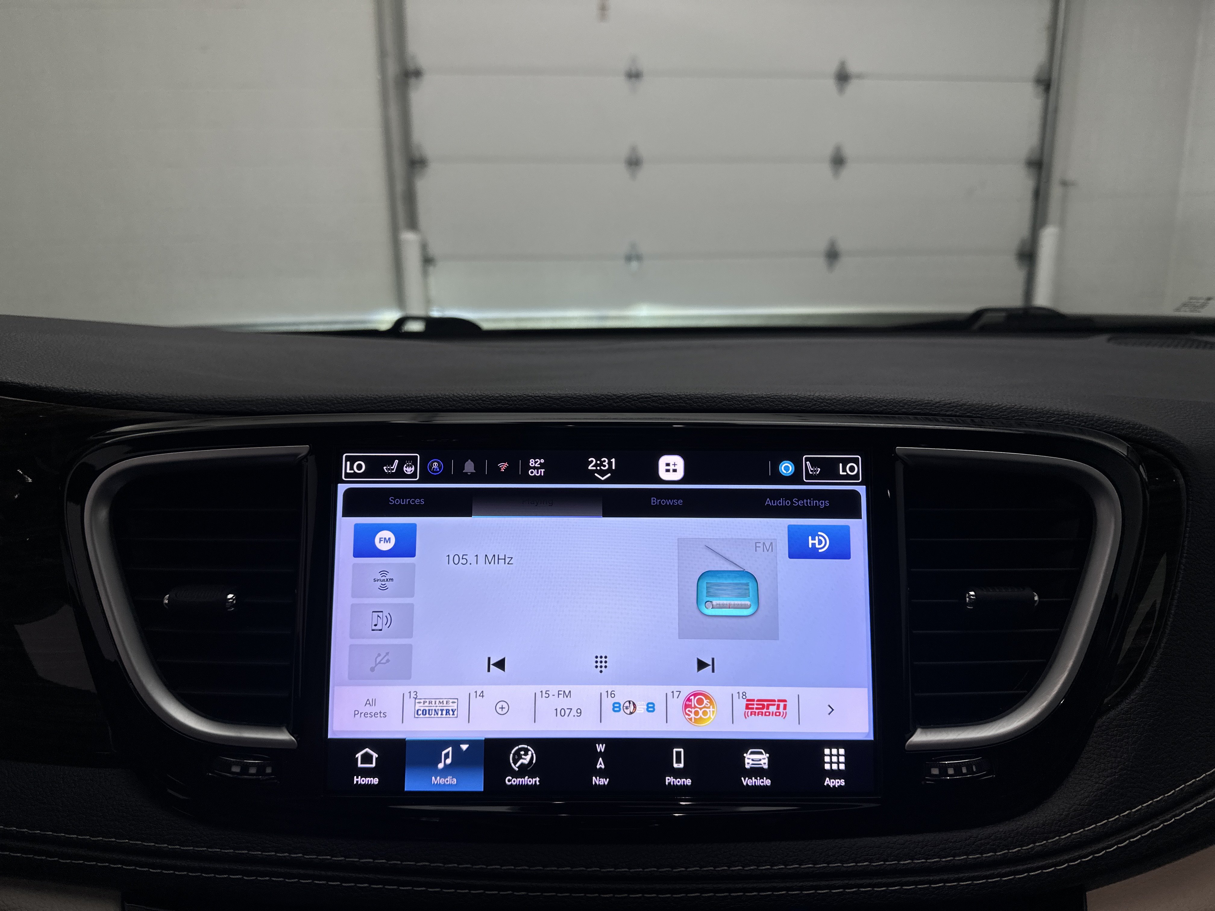 Used 2023 Chrysler Pacifica Limited FWD image 32