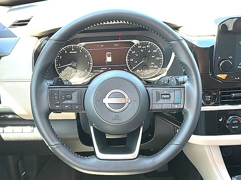 Used 2025 Nissan Pathfinder SL FWD image 23